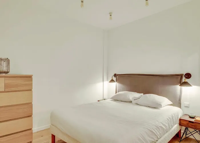 Central & Stylish Renovated Parisian Apt / 6-8 Guests