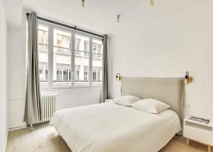 Central & Stylish Renovated Parisian Apt / 6-8 Guests